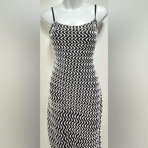 Black and White Zigzag Maxi Dress - Picture 4 of 7